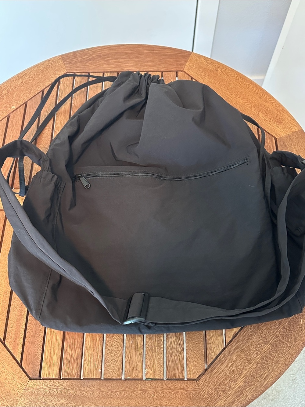 Uniqlo Drawstring Bag in Black - Picture 3 of 14